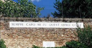 L’infinito di Giacomo Leopardi: testo, parafrasi e breve commento