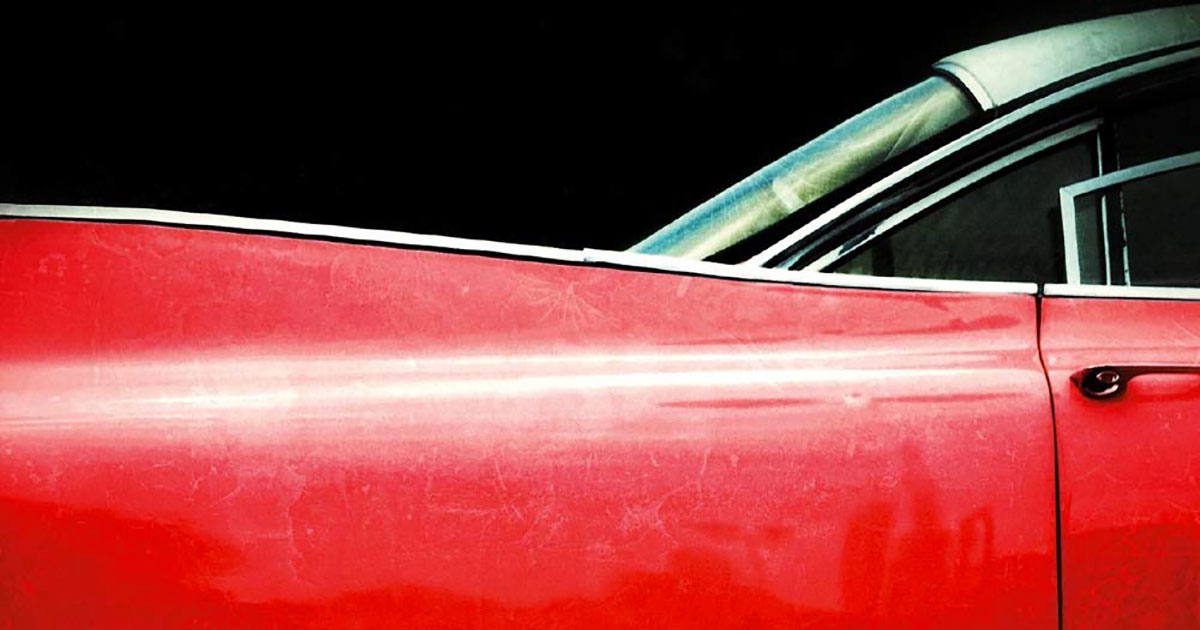Una Cadillac rosso fuoco
