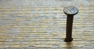 Chiodo scaccia chiodo: frasi per capire meglio il significato di questa espressione