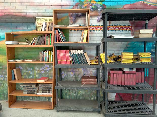 scaffali per libri abbandonati