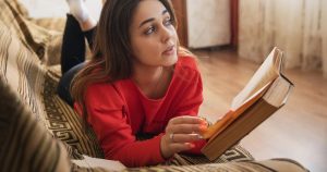 Come iniziare l’anno leggendo: 5 consigli per coltivare la passione per i libri