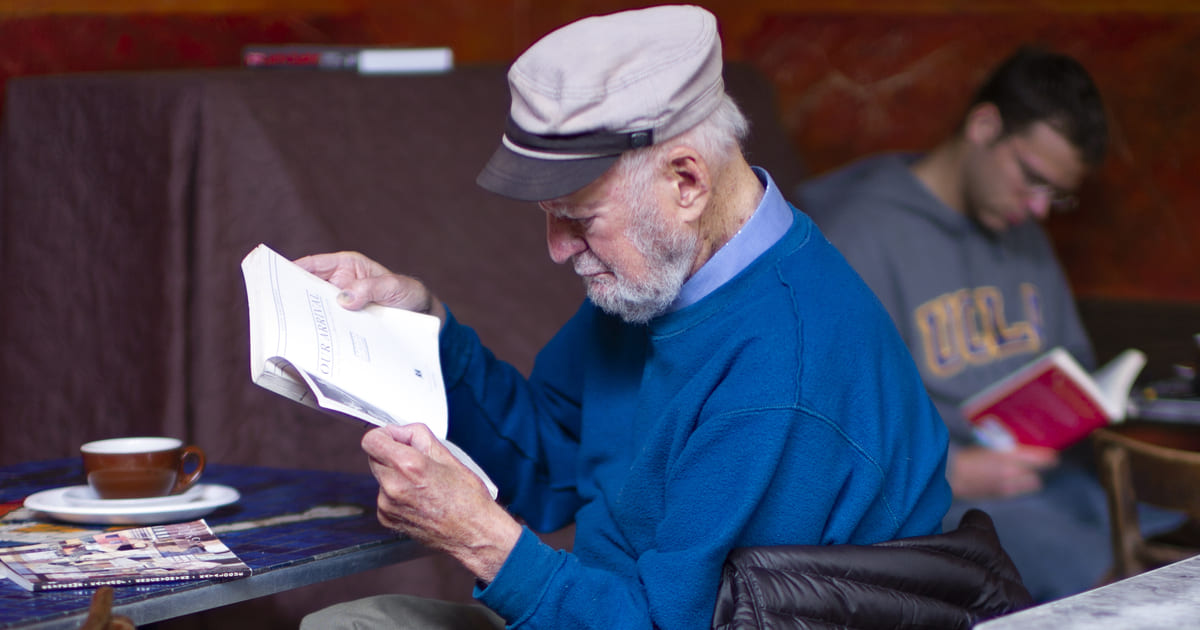 Il poeta Lawrence Ferlinghetti al Caffè Trieste nel 2012.