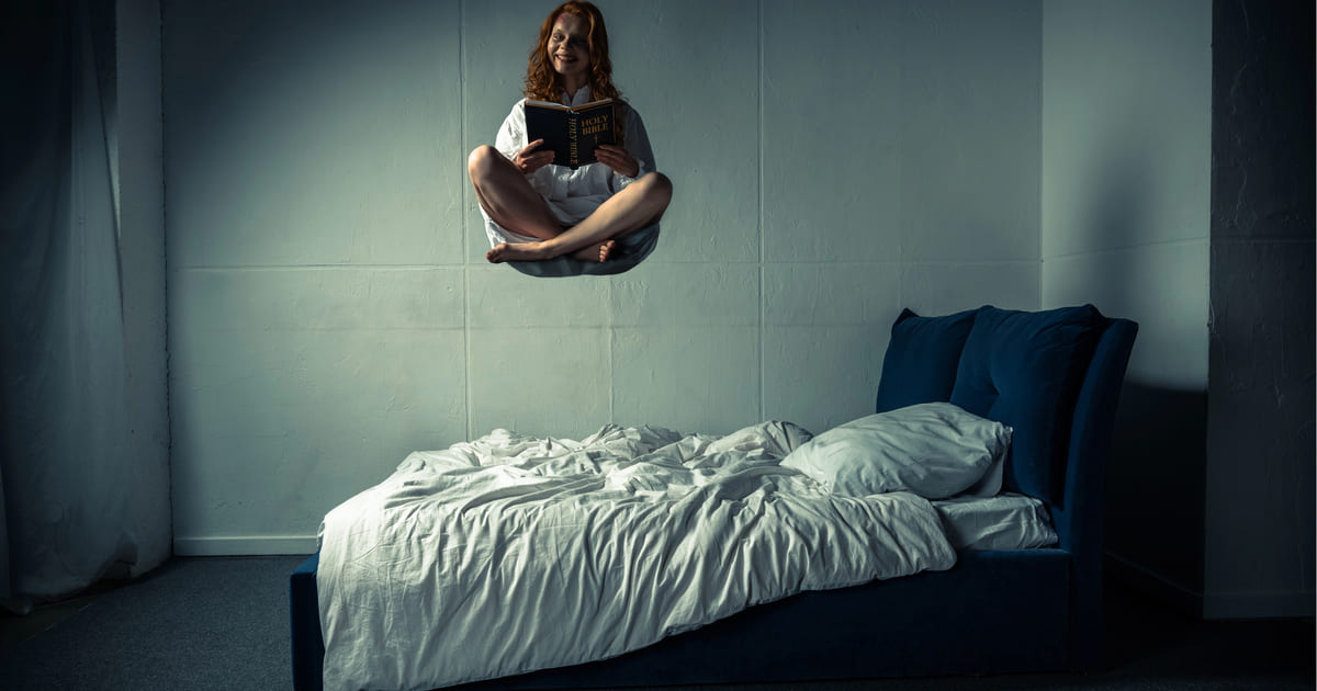 Ragazza che si libra su un letto a imitazione del film l'esorcista è un esempio per i migliori libri horror da leggere