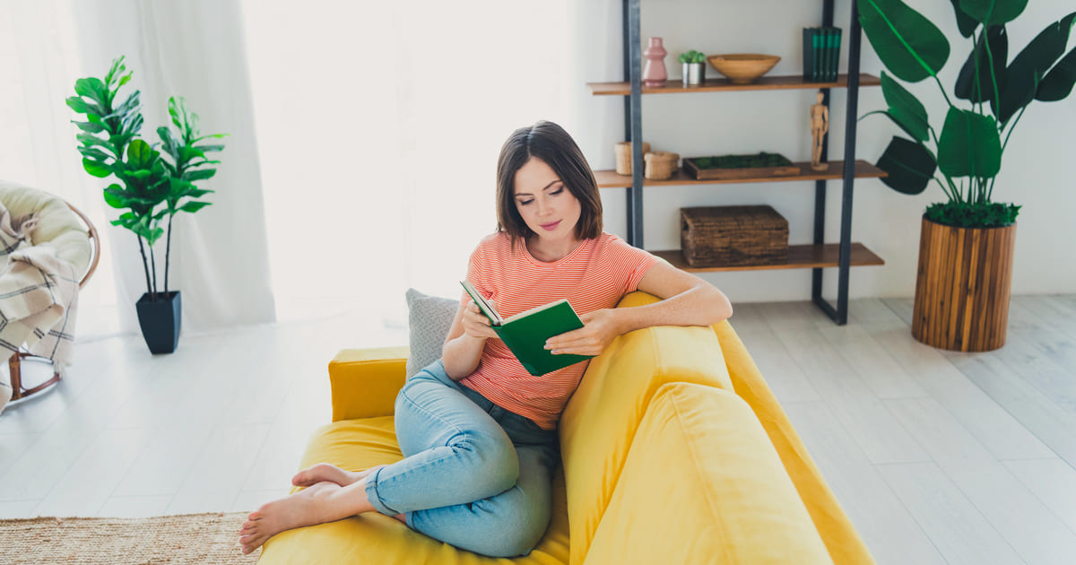 Donna con un libro in mano dopo aver letto le nostre recensioni libri di narrativa
