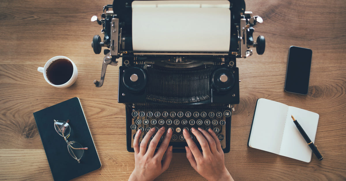 aforismi sulla scrittura: mani che battono sui tasti di una macchina da scrivere