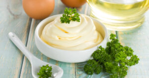 Un viaggio tra storie, ipotesi e misteri linguistici della maionese