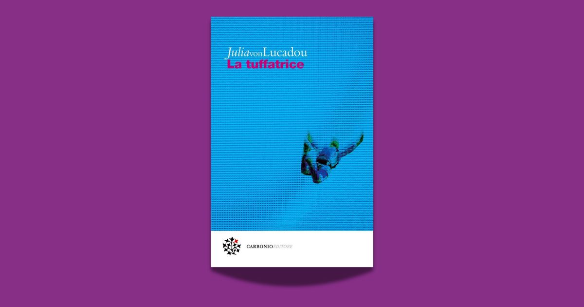 La tuffatrice, una distopia contemporanea Un romanzo d’esordio che esplora con sguardo lucido e inquieto i meccanismi del controllo sociale e dell’ossessione per la performance, tra echi orwelliani e riflessioni sulla libertà individuale. Una distopia contemporanea La tuffatrice, romanzo d’esordio di Julia von Lucadou, s’inserisce con forza nel solco della narrativa distopica contemporanea, delineando un mondo in cui il controllo sociale e la sorveglianza totale penetrano a fondo nella vita privata, fino a cancellare ogni traccia di autenticità all’esistenza umana. L’autrice ipotizza una società rigidamente regolata, dove l’immagine pubblica e la produttività sono le uniche misure del valore umano. In questo contesto, la storia della protagonista – un’ex atleta che si rifiuta di continuare a esibirsi – diventa un atto di ribellione silenziosa, forse un tentativo di recuperare un margine di libertà in un mondo che non tollera deviazioni. L’eco orwelliana e la società della sorveglianza Il paragone con il celebre 1984 di George Orwell è inevitabile, e non solo per la visione totalitaria che permea il romanzo. Come nel capolavoro orwelliano, anche qui la sorveglianza è interiorizzata, resa parte integrante del vivere quotidiano, mentre il linguaggio stesso è piegato alle esigenze del potere. Von Lucadou mostra con intelligenza come il controllo possa assumere forme sottili e seducenti, camuffate da meritocrazia, efficienza e successo personale. I limiti di un’opera prima Pur nella forza delle sue premesse e nella lucidità della critica sociale, il romanzo rivela però i limiti di un’opera prima. La narrazione tende alla staticità, soprattutto nella parte centrale, e alcune situazioni vengono reiterate fino a sfiorare la ripetitività. Questo rallenta il ritmo e attenua l’impatto emotivo di un racconto che, per temi e impostazione, avrebbe potuto spingersi ancora più in profondità. Alcune idee vengono esplorate più volte, in forme simili, con variazioni che a volte non aggiungono molto. Questo può far percepire una certa ridondanza — specie nelle riflessioni sul peso dell’apparire, del giudizio sociale, e della simmetria tra libertà personale e controllo esterno. La progressione drammatica è forte, ma alcuni capitoli si concentrano forse troppo su dettagli continui della sorveglianza o sul flusso psicologico del personaggio, rischiando di allungare ciò che potrebbe essere condensato. Una voce promettente e una visione inquietante La tuffatrice resta comunque un romanzo notevole, ben scritto e sorretto da una visione coerente e inquietante. Von Lucadou riesce a coniugare introspezione psicologica e critica sociale in un mondo che somiglia fin troppo al nostro, offrendo al lettore una riflessione amara ma necessaria sulla libertà, l’identità e il prezzo del conformismo. Il libro Julia von Lucadou, La tuffatrice, traduzione di Angela Ricci, Carbonio 2020
