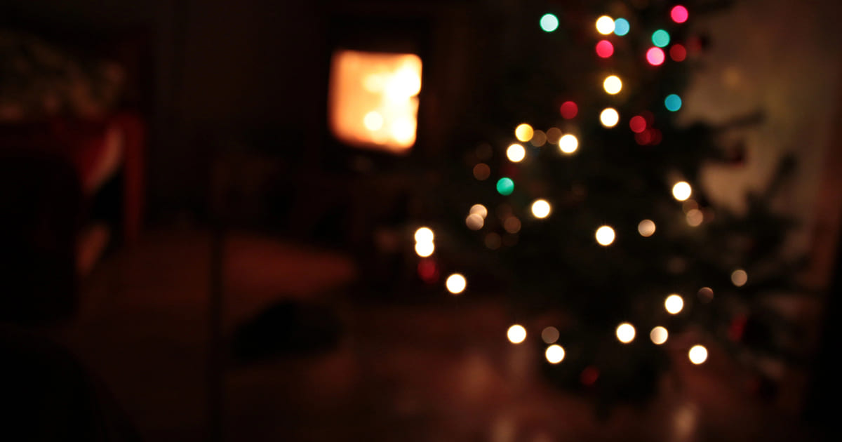 Albero di Natale in penombra, atmosfera misteriosa e storie di Natale spaventose