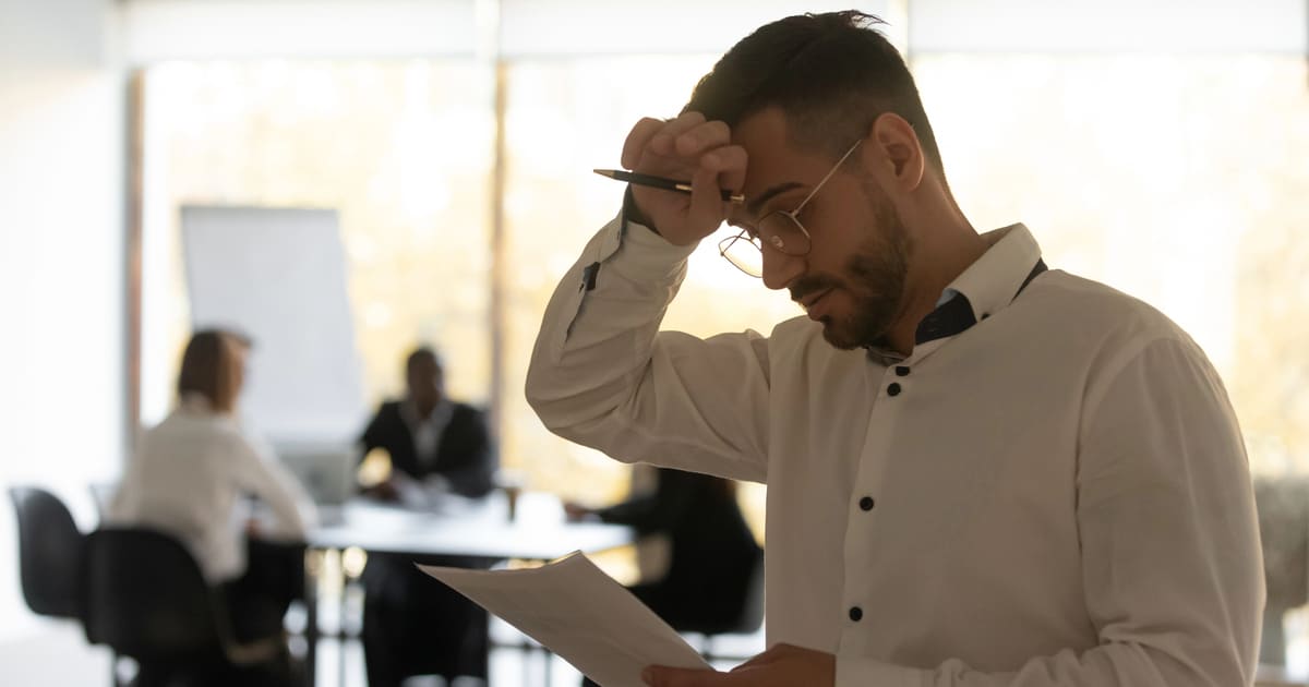 Frasi sull'ansia da prestazione - Uomo stressato in ufficio che manifesta ansia da prestazione prima di una riunione importante