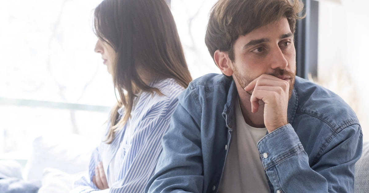 Coppia in crisi che rappresenta frasi sull'amore che fa male e la sofferenza nelle relazioni