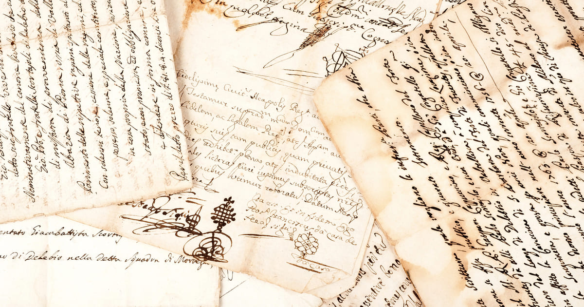 Corrispondenze letterarie: lettere antiche scritte a mano con fiori secchi
