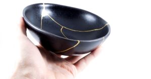 Ciotola kintsugi tenuta in mano – frasi sulla resilienza psicologica