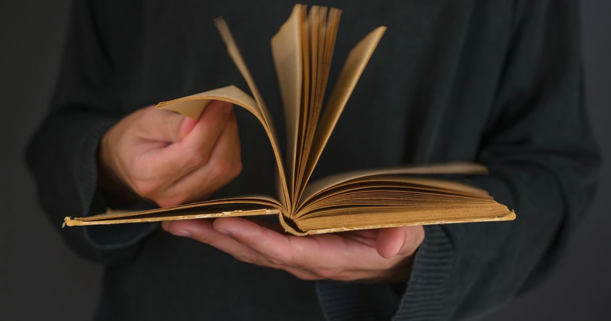 Mani che sfogliano un libro antico: selezione letteraria di narrativa e saggistica