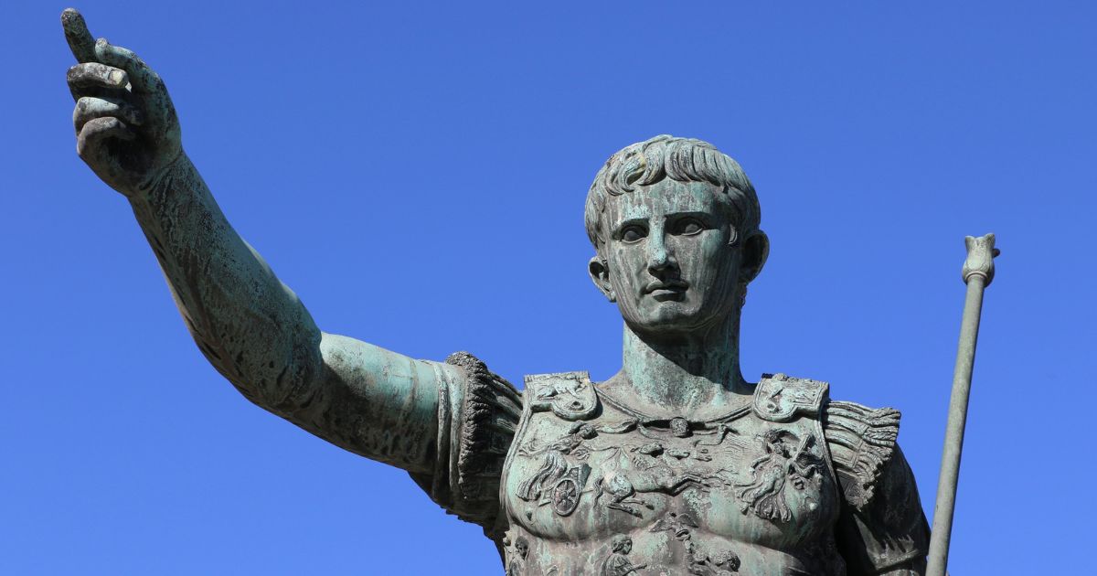Statua di Giulio Cesare: il suo nome sopravvive ogni anno nel mese di luglio, simbolo dell'origine dei nomi dei mesi