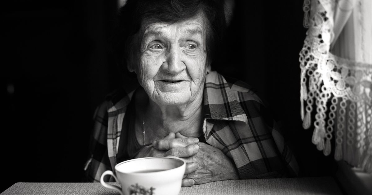 L'arte di invecchiare: ritratto in bianco e nero di anziana con tazza di tè
