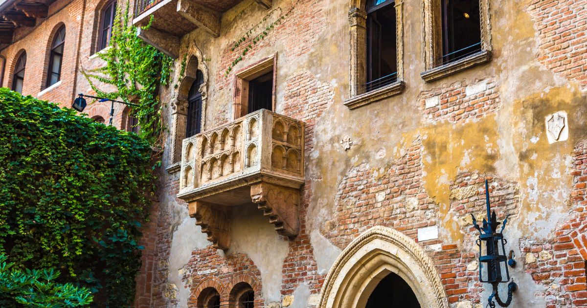 Il balcone di Giulietta a Verona, uno dei cliché scespiriani più celebri dell'immaginario romantico
