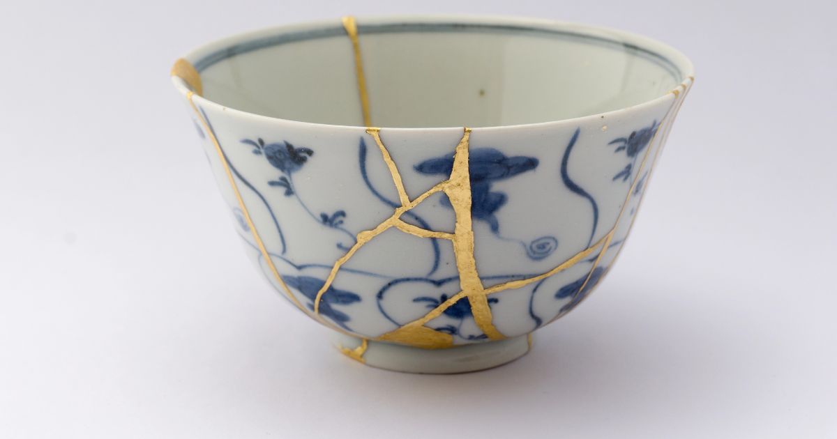Ciotola in ceramica riparata con la tecnica del kintsugi metaforico: le crepe sono esaltate con oro