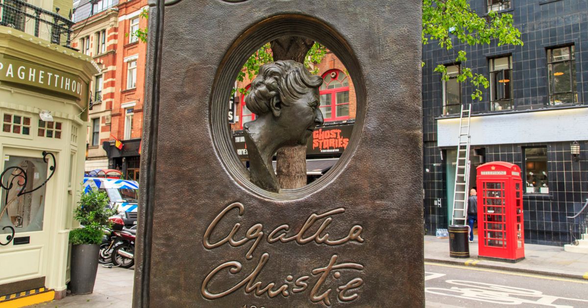 Monumento ad Agatha Christie a Covent Garden, Londra – autrice dei più celebri romanzi di genere giallo