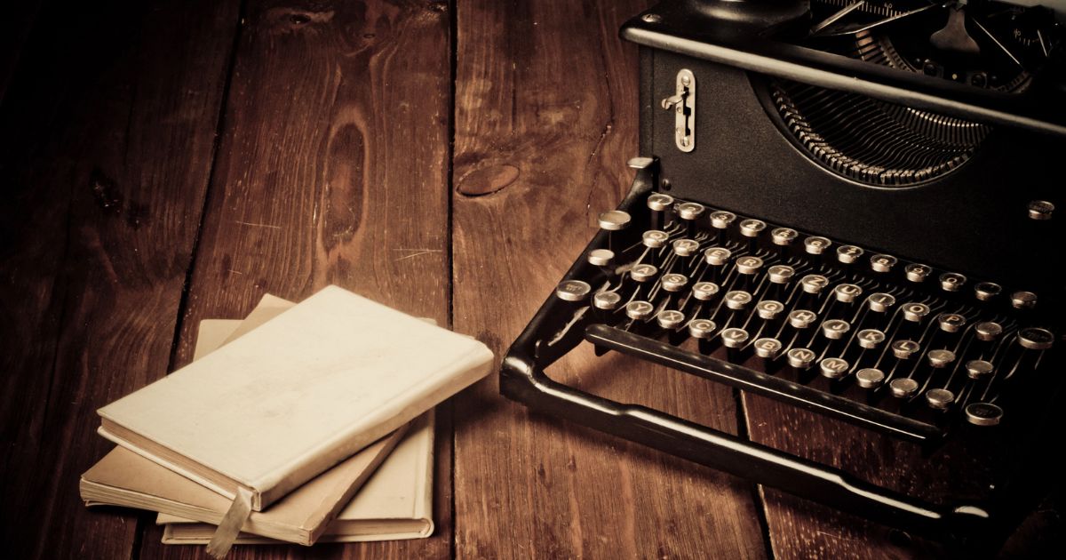 Libri pubblicati nel 1930: macchina da scrivere vintage e libri antichi su tavolo in legno