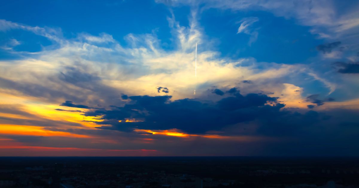 Cielo dell'ora blu al tramonto, sfumature blu e arancio all'orizzonte