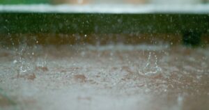 Frasi sull’odore della pioggia: le citazioni più belle su petricore e temporali
