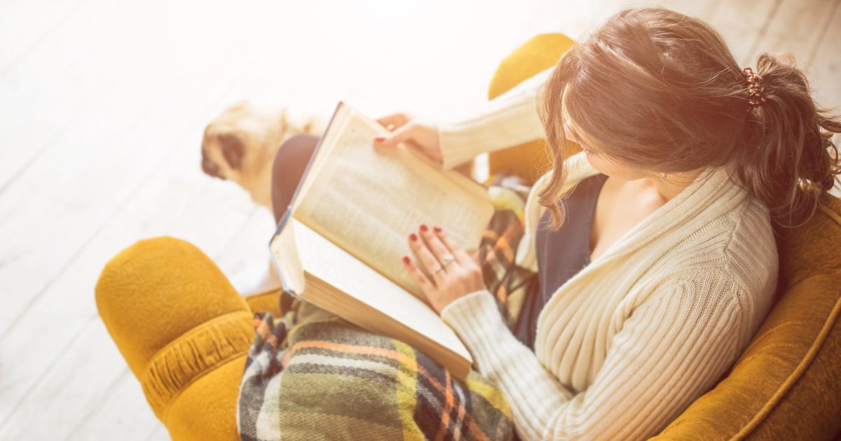 Donna legge un libro su una poltrona gialla, immagine di apertura per le recensioni brevi