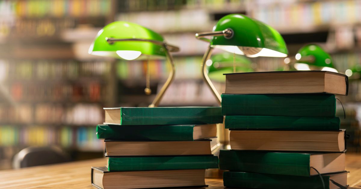 Pile di libri rilegati su un tavolo in libreria, per un articolo di riassunti veloci